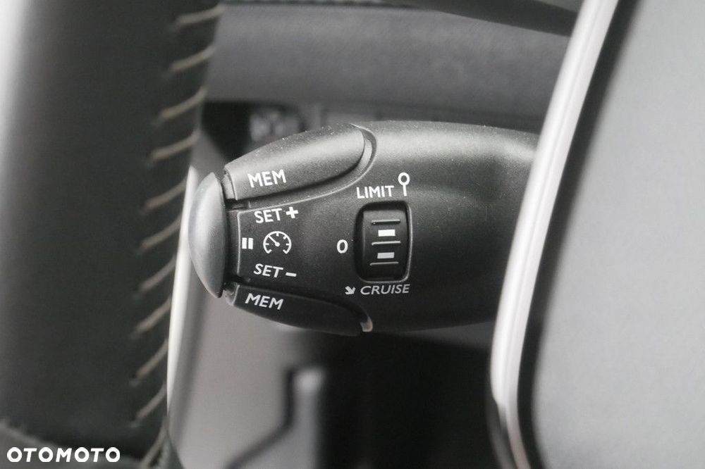 Peugeot 2008 1.2 PureTech Allure S&S - 25