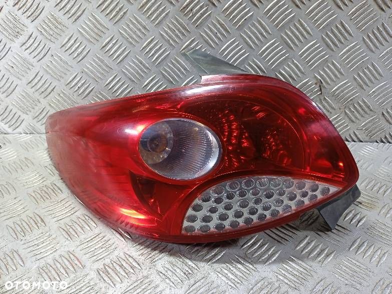 LAMPA LEWA TYLNA PEUGEOT 206+ - 1