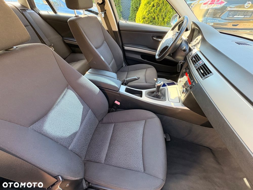 BMW Seria 3 318i Touring - 23