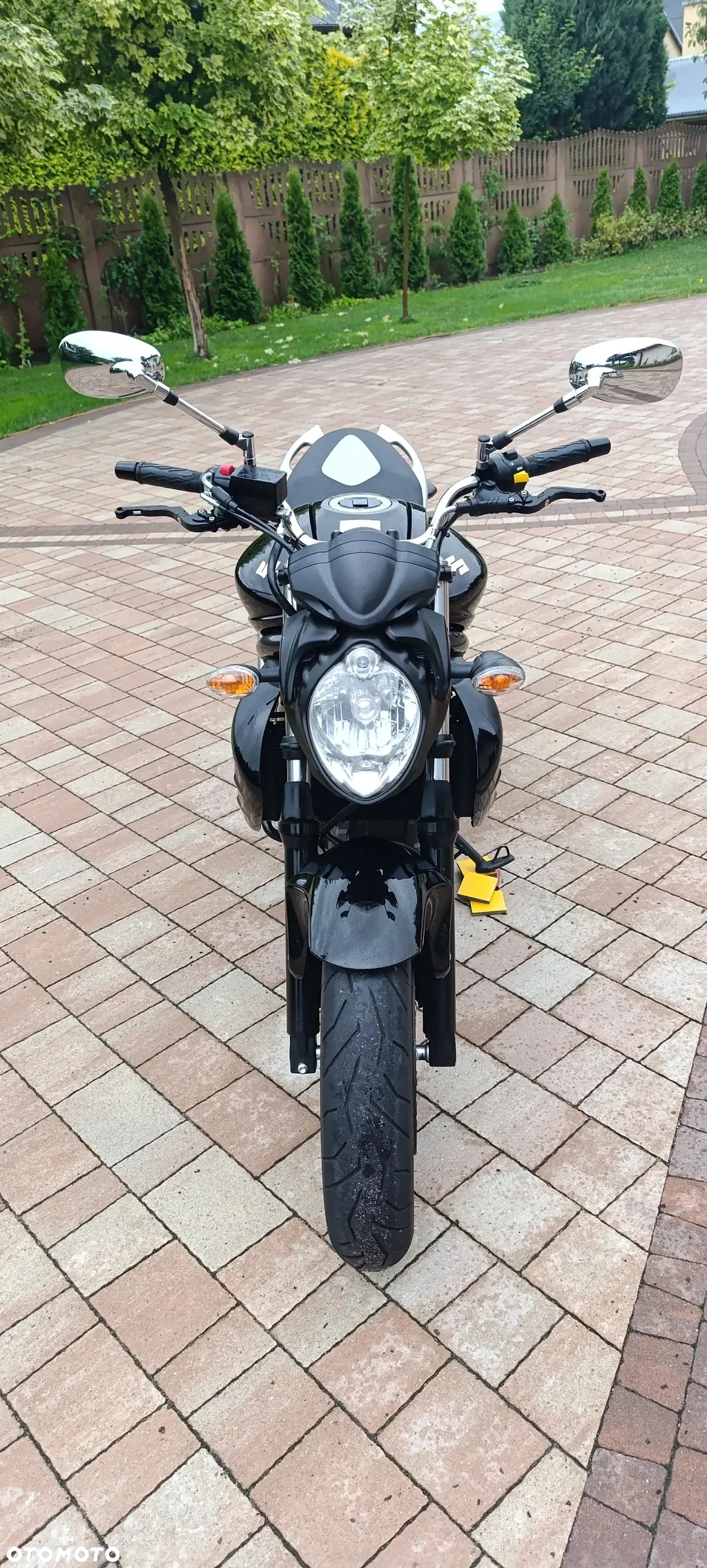 Suzuki GSR - 6