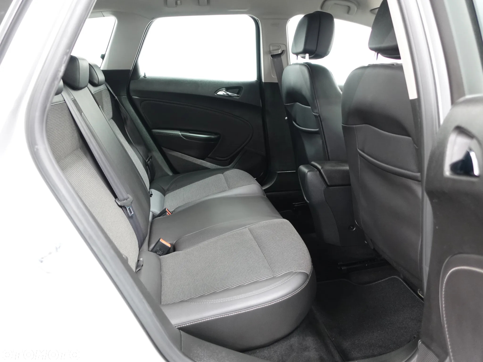 Opel Astra IV 1.6 CDTI Cosmo - 27
