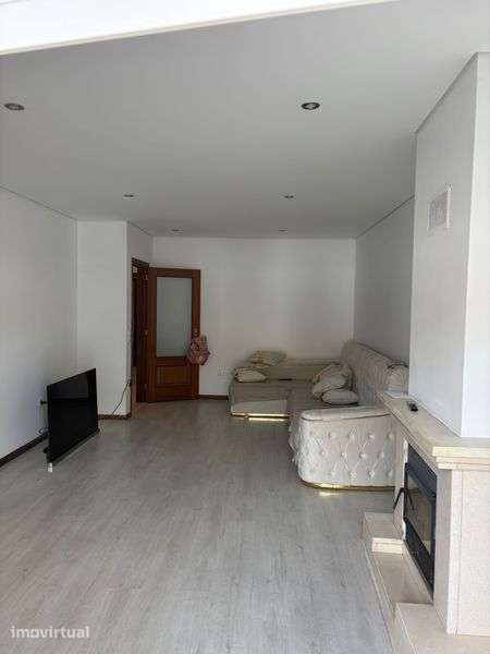 Apartamento T2 com área bruta de 143m - Grande imagem: 2/12