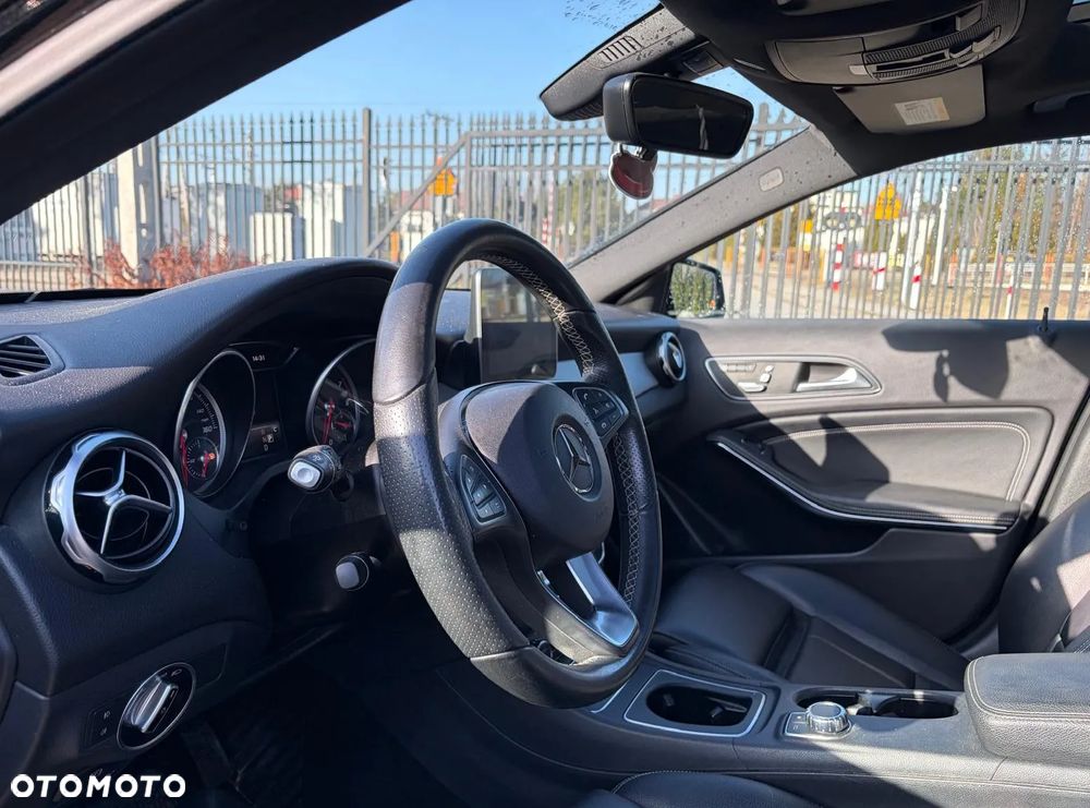 Mercedes-Benz GLA 250 4Matic 7G-DCT UrbanStyle Edition - 14