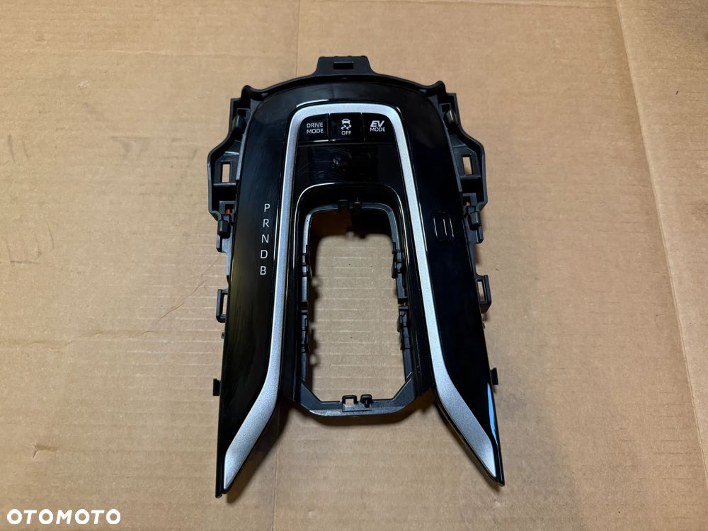 Ramka osłona lewarka zmiany biegów Toyota Corolla Cross 2025 76P471-LH OE - 1