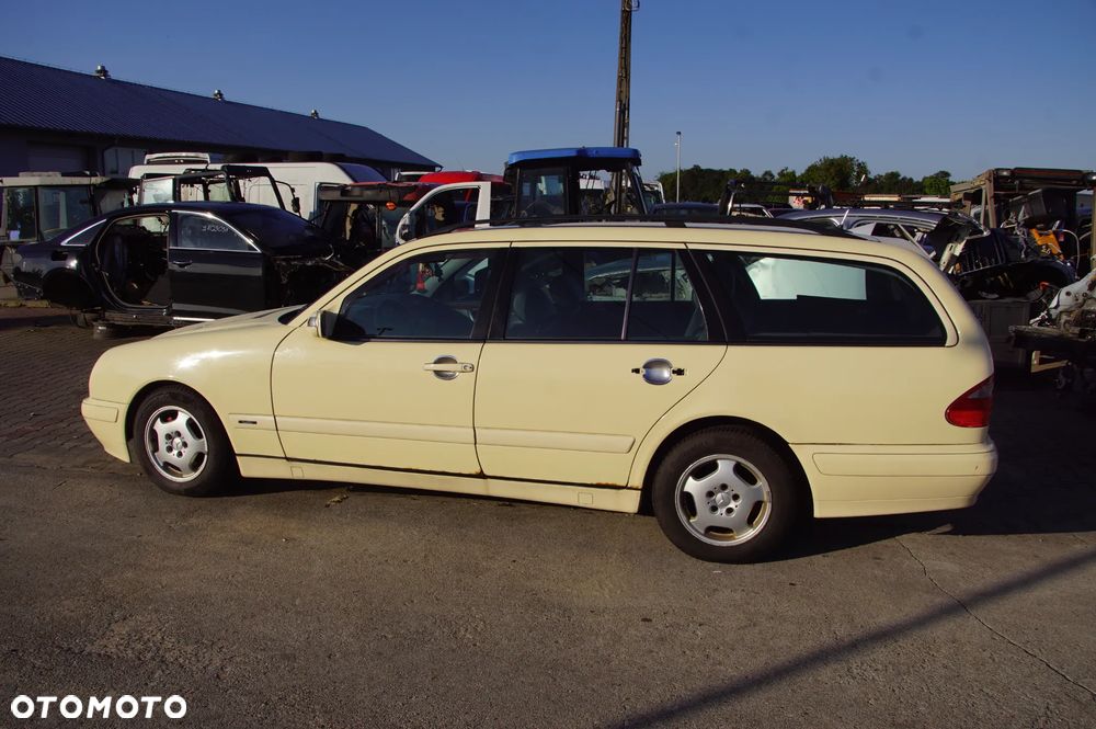 Auto na części - Mercedes E-Klasa W210 Lift 220 CDI 2.2 CDI 143 KM 611961 722699 623 1999R Silnik Skrzynia Maska Klapa Drzwi Szyba Lusterko Klamka Błotnik Deska Kokpit Sterownik Moduł Licznik - 3