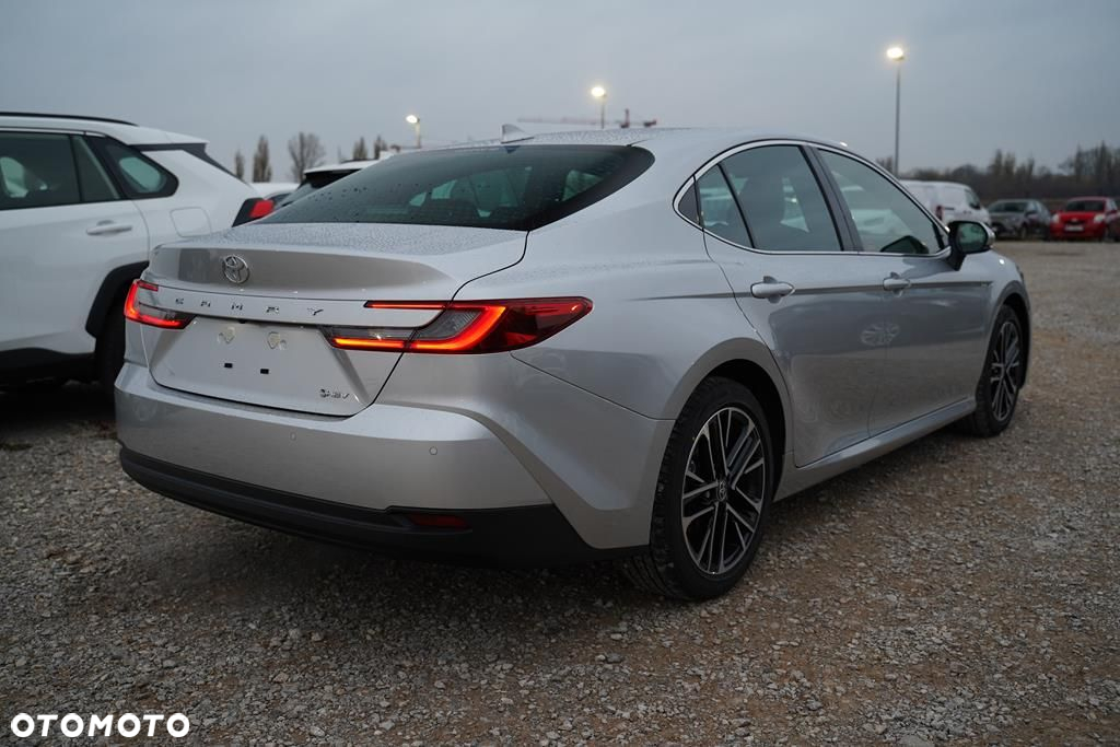 Toyota Camry - 4