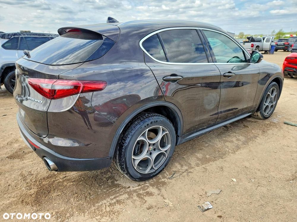 Alfa Romeo Stelvio 2.0 Turbo 16V AT8-Q4 Ti - 4