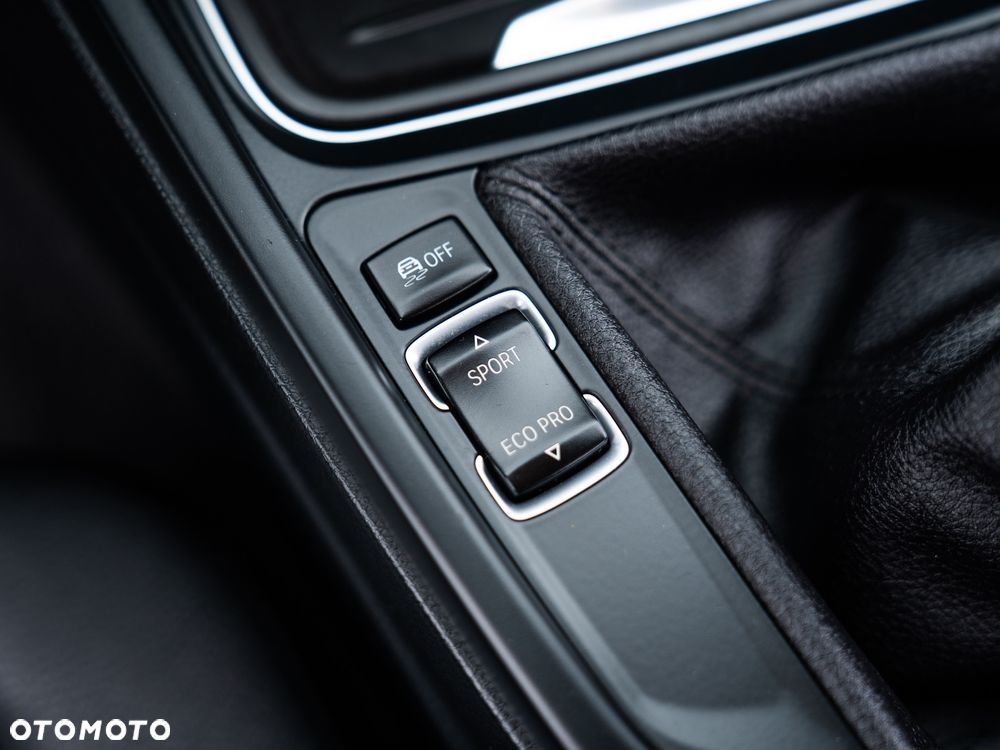 BMW Seria 3 318d Touring Luxury Line - 32