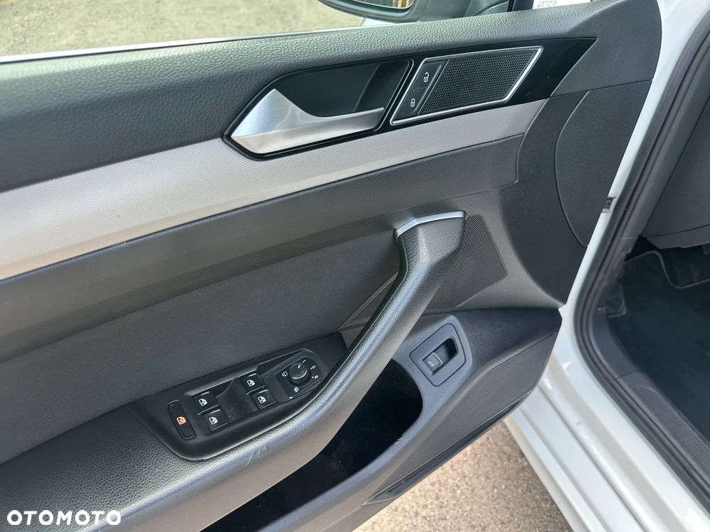Volkswagen Passat 2.0 TDI SCR Trendline DSG - 20