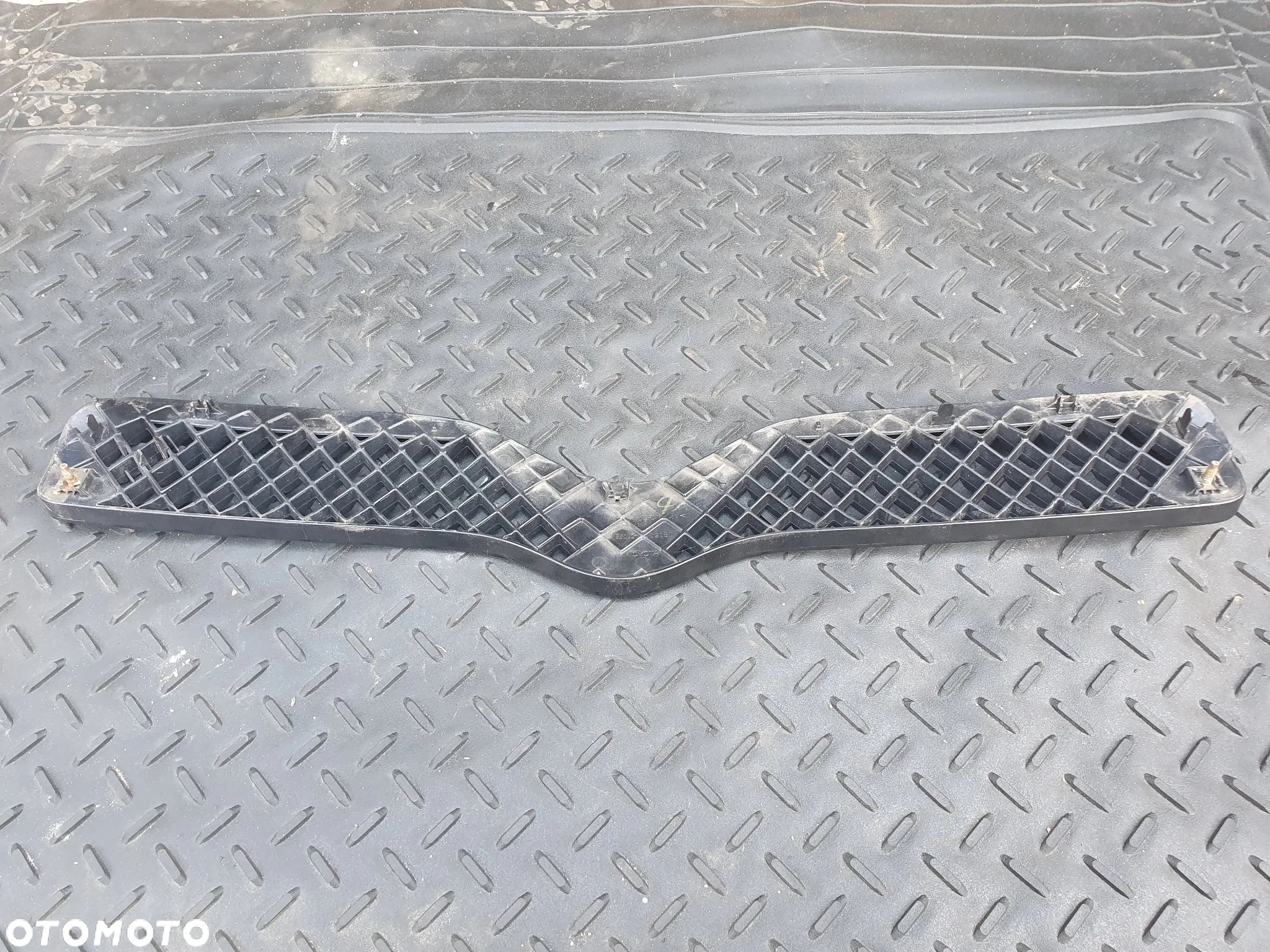 ATRAPA GRILL ZNACZEK GRIL TOYOTA YARIS I SPORT TS 53101-52080 - 2