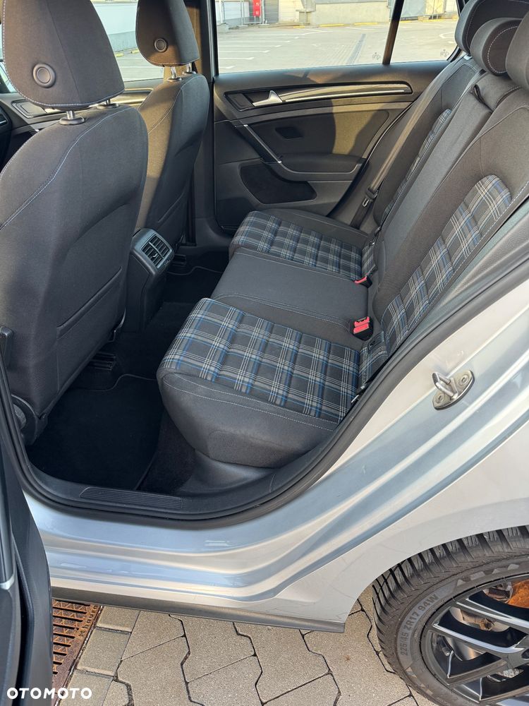 Volkswagen Golf - 13