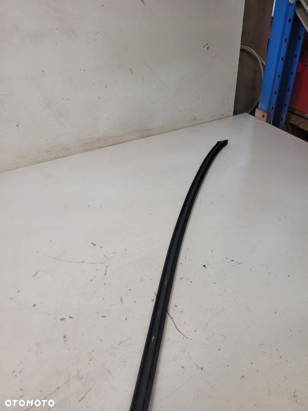 LISTWA ZGARNIAJĄCA SZYBY PRAWA AUDI Q7 4L0854328 - 4