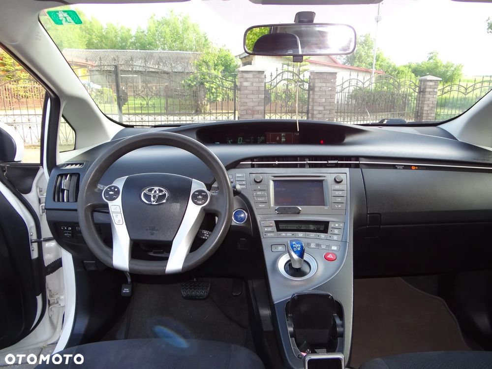 Toyota Prius ver-1-8-hsd-prestige - 9