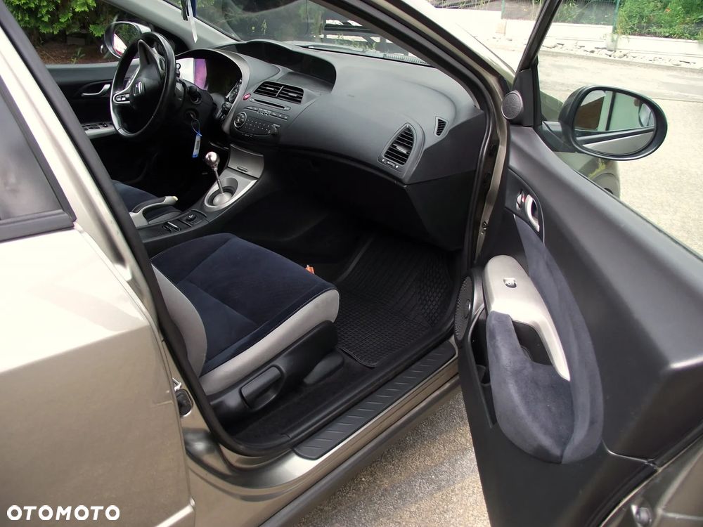 Honda Civic 1.8 Executive - 19