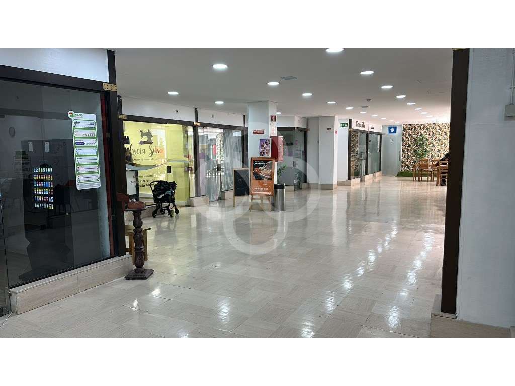 Loja ou escritório no Centro Comercial das Pedralvas em Benfica Lisboa - Grande imagem: 4/13