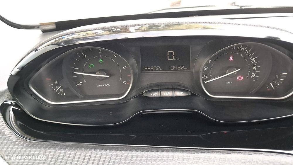 Peugeot 2008 1.5 BlueHDi Signature - 17