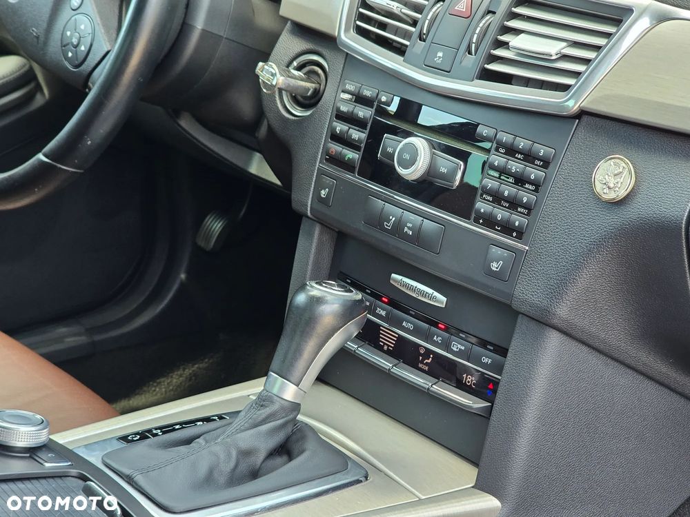 Mercedes-Benz Klasa E 250 CGI BlueEFFICIENCY 7G-TRONIC Avantgarde - 29