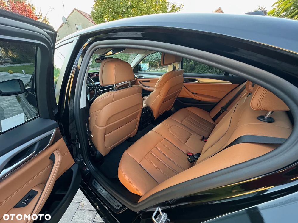 BMW Seria 5 520d xDrive - 24