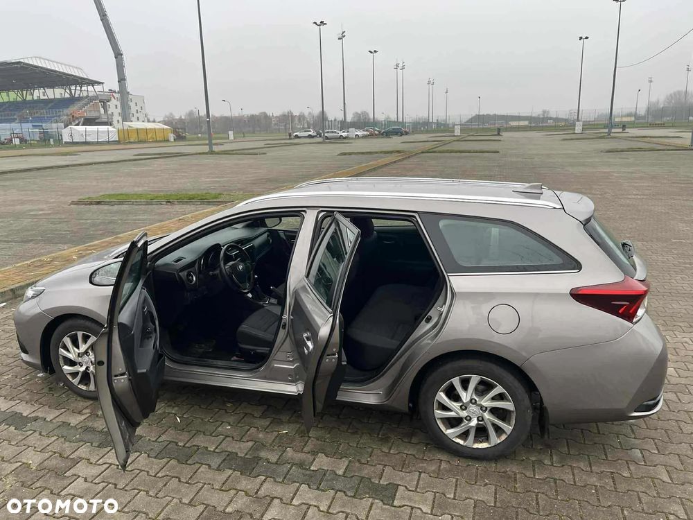 Toyota Auris 1.4 D-4D Premium Comfort - 4