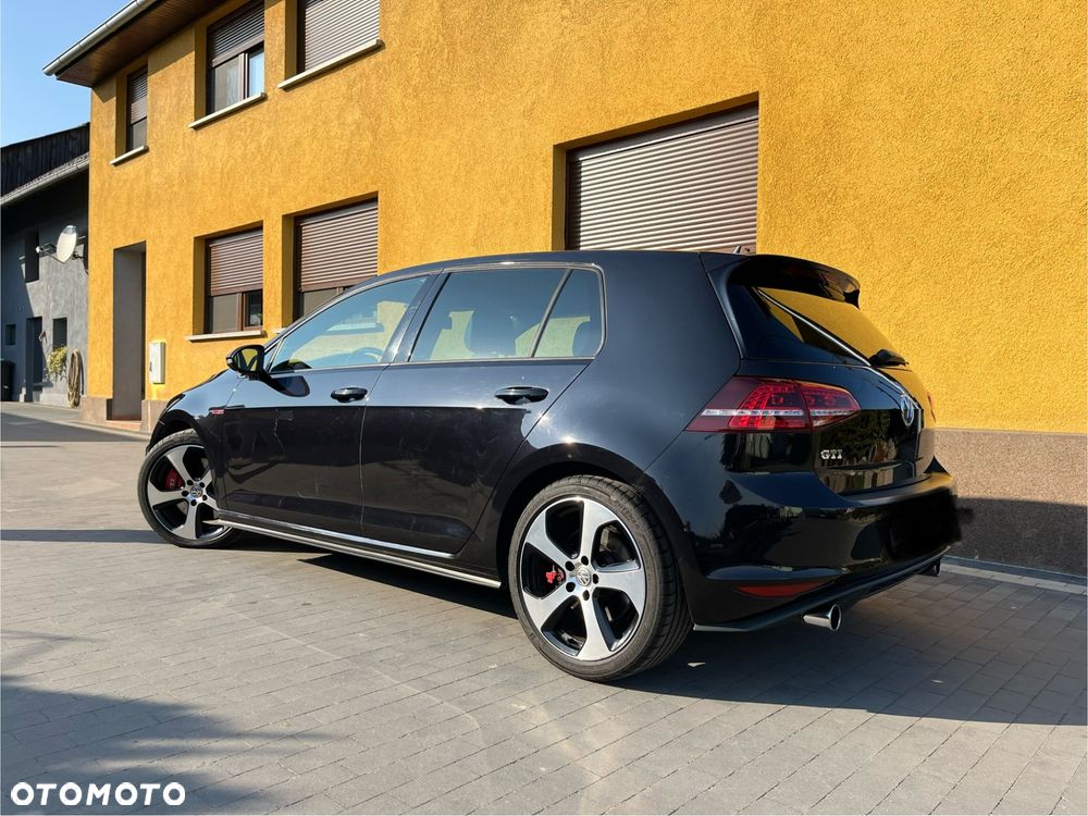 Volkswagen Golf - 2