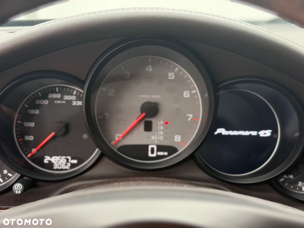Porsche Panamera 4S - 34