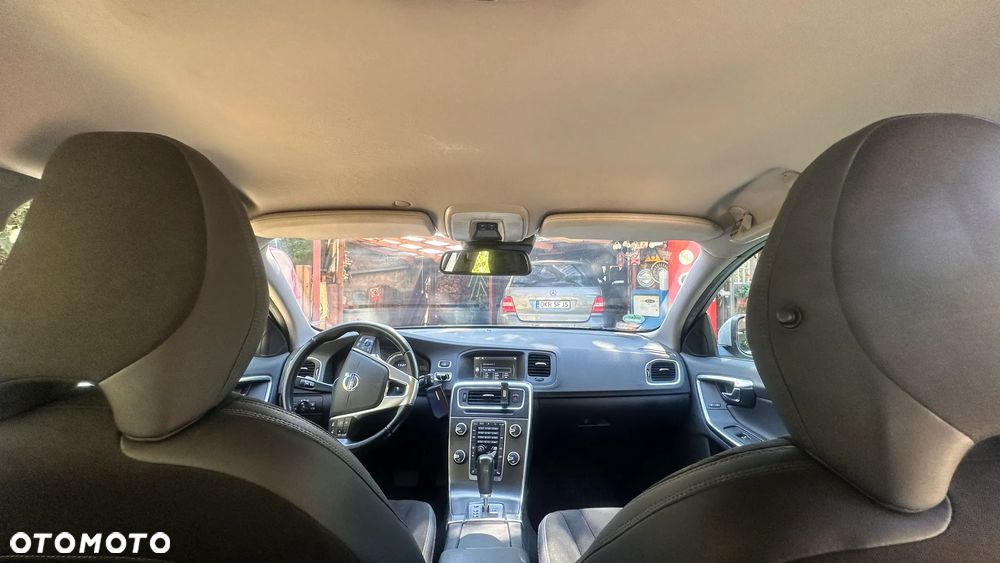 Volvo V60 D5 Geartronic Momentum - 19