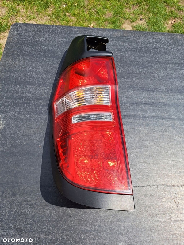HYUNDAI H1 II 07-15 LAMPA TYLNA LEWA EUROPA