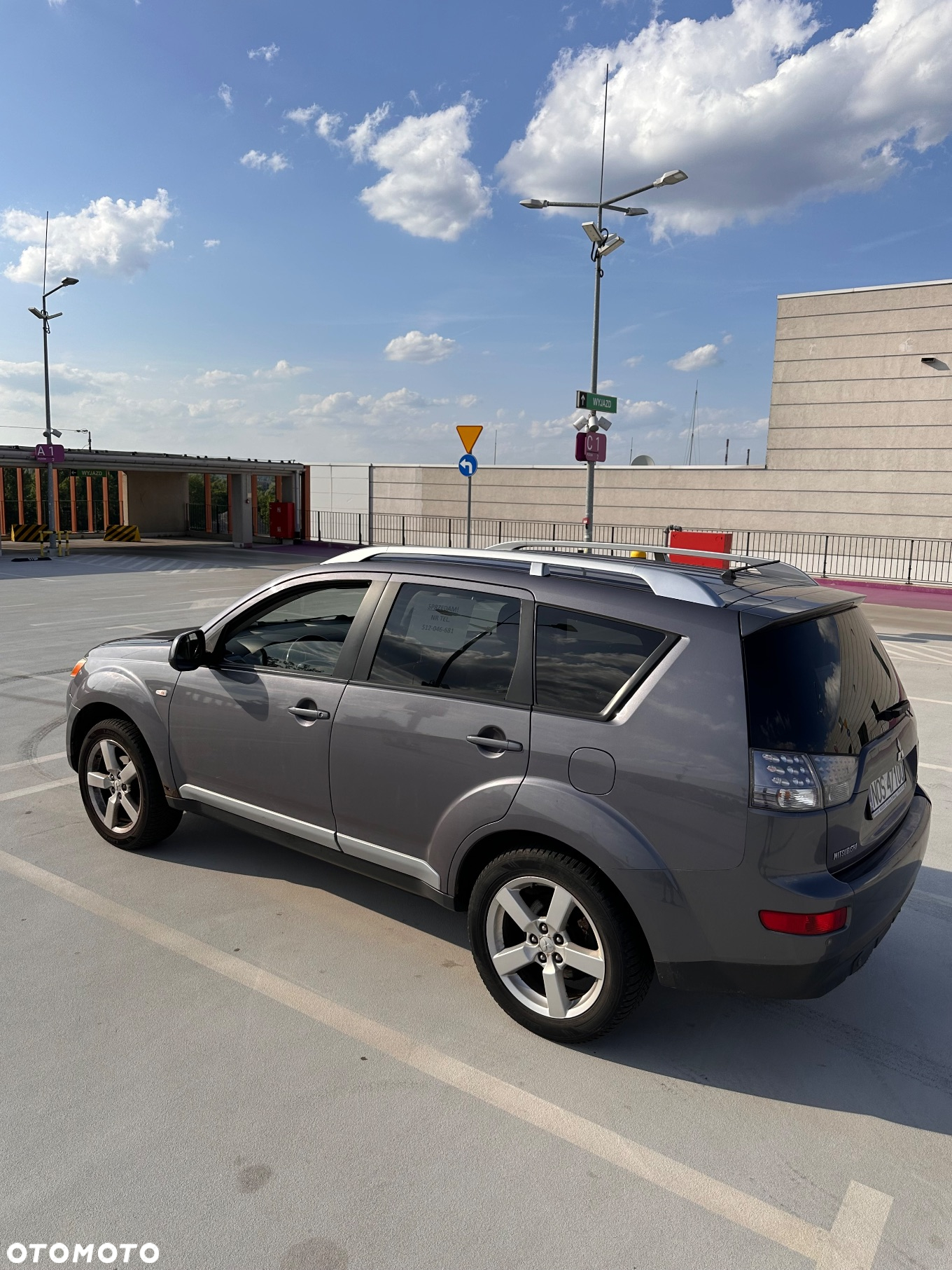 Mitsubishi Outlander - 2