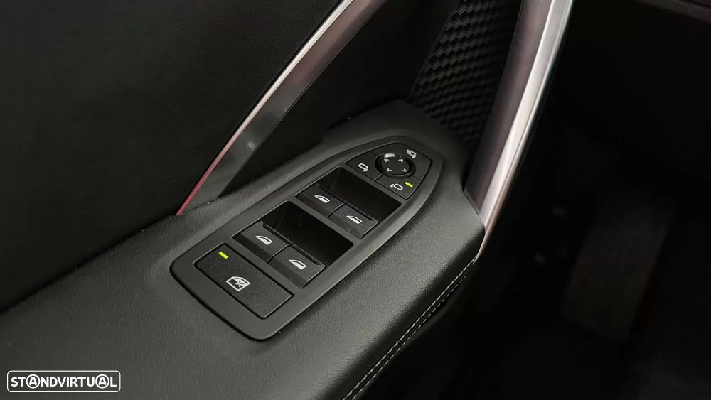 BMW iX1 eDrive20 Pack Desportivo M - 15