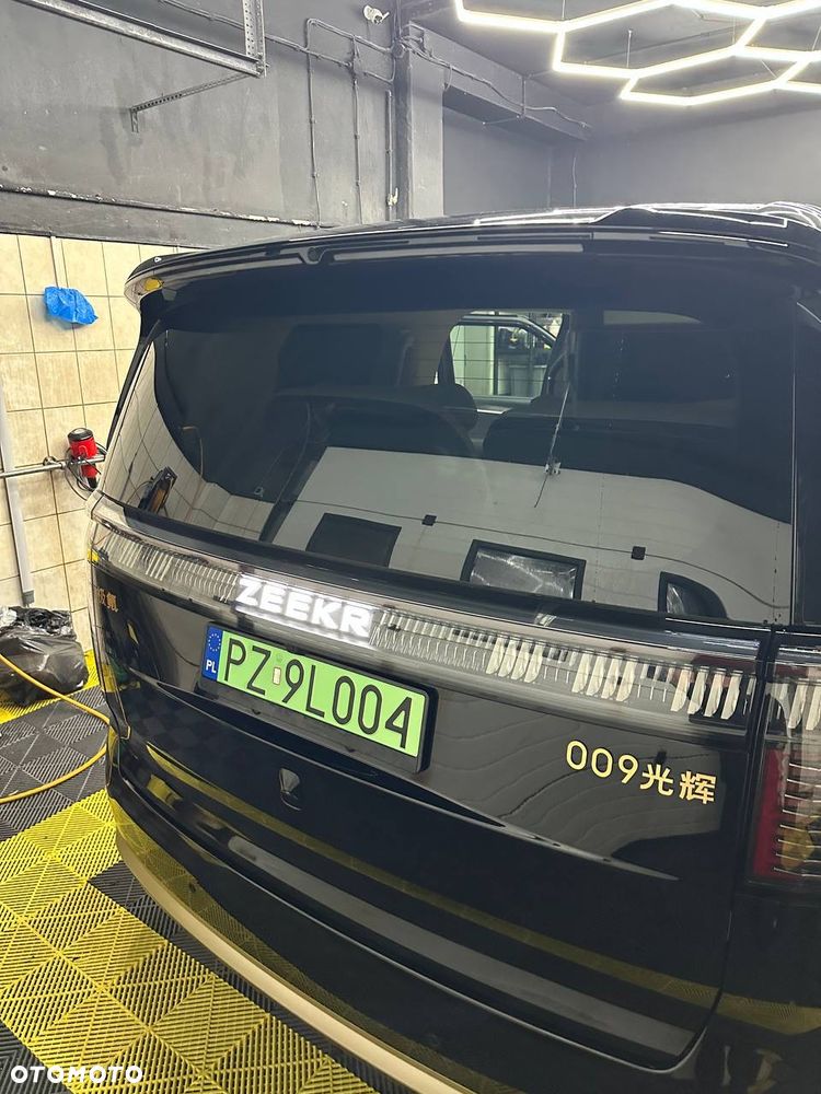 ZEEKR 009 - 8