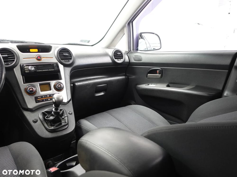Kia Carens - 32