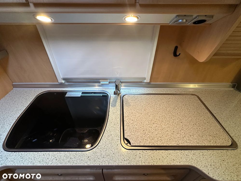 Burstner 500 VENTANA z napędem i markizą kasetową THULE. - 24