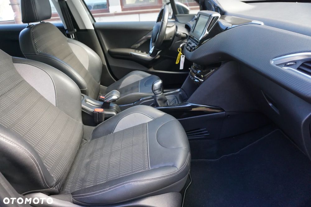 Peugeot 2008 1.2 Pure Tech Allure S&S - 16