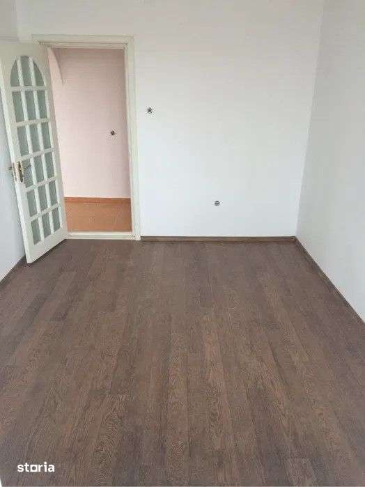 Apartament 3 camere zona Calarasilor, etaj intermediar, balcon 12mp — fotografia 3