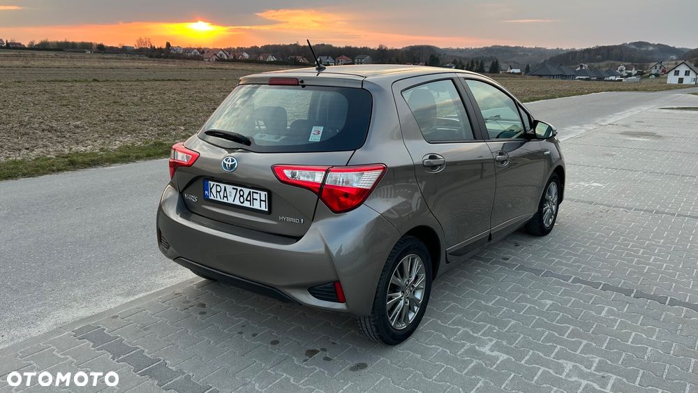 Toyota Yaris Hybrid 100 Business Edition - 12