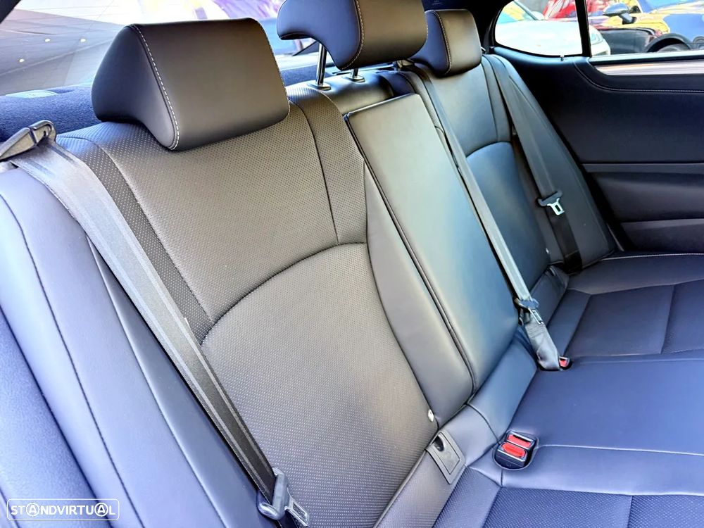 Lexus ES 300h - 32