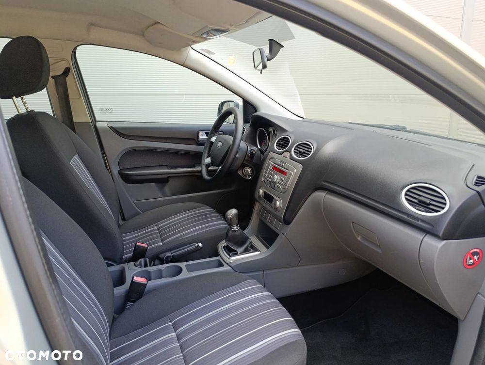 Ford Focus 1.6 16V Style+ - 15