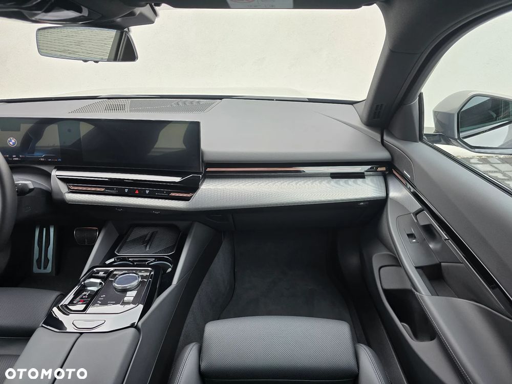 BMW Seria 5 520d xDrive - 12