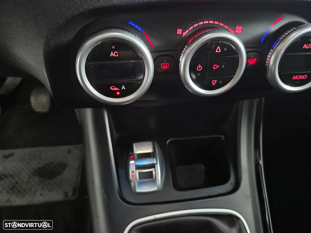 Alfa Romeo Giulietta 1.6 JTDm Distinctive - 8