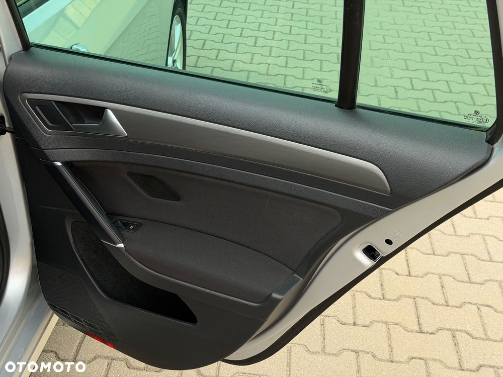 Volkswagen Golf 1.6 TDI DPF Highline - 32