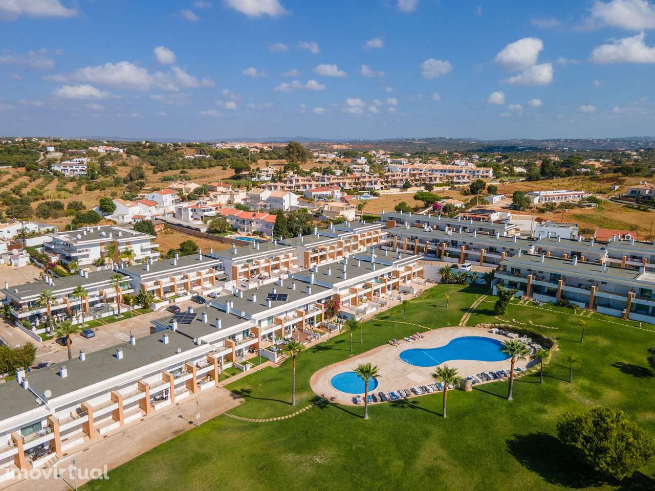 Duplex em condomínio privado com piscina, e grande jardim. - Grande imagem: 3/33