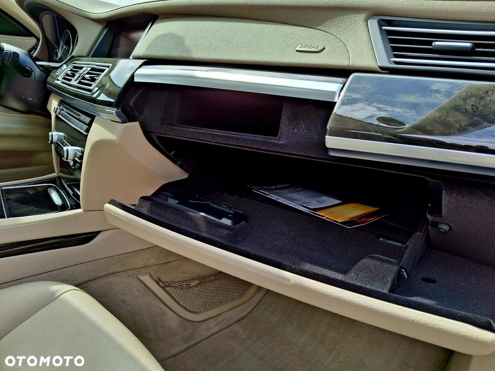 BMW Seria 7 740i Edition Exclusive - 26