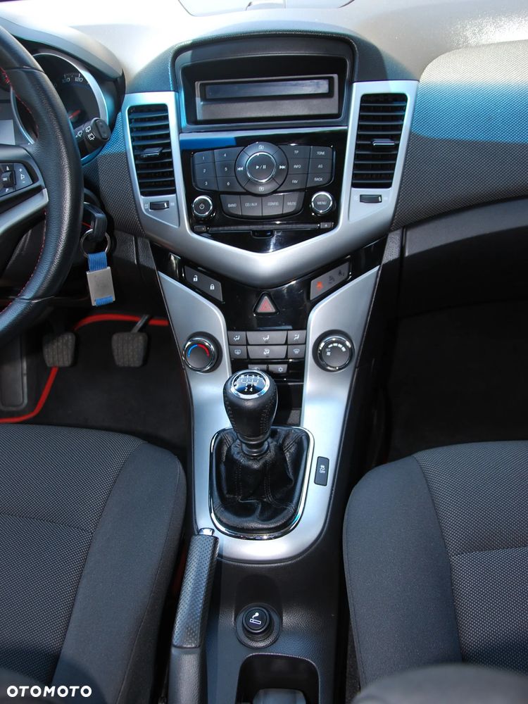Chevrolet Cruze 1.6 LS+ - 17