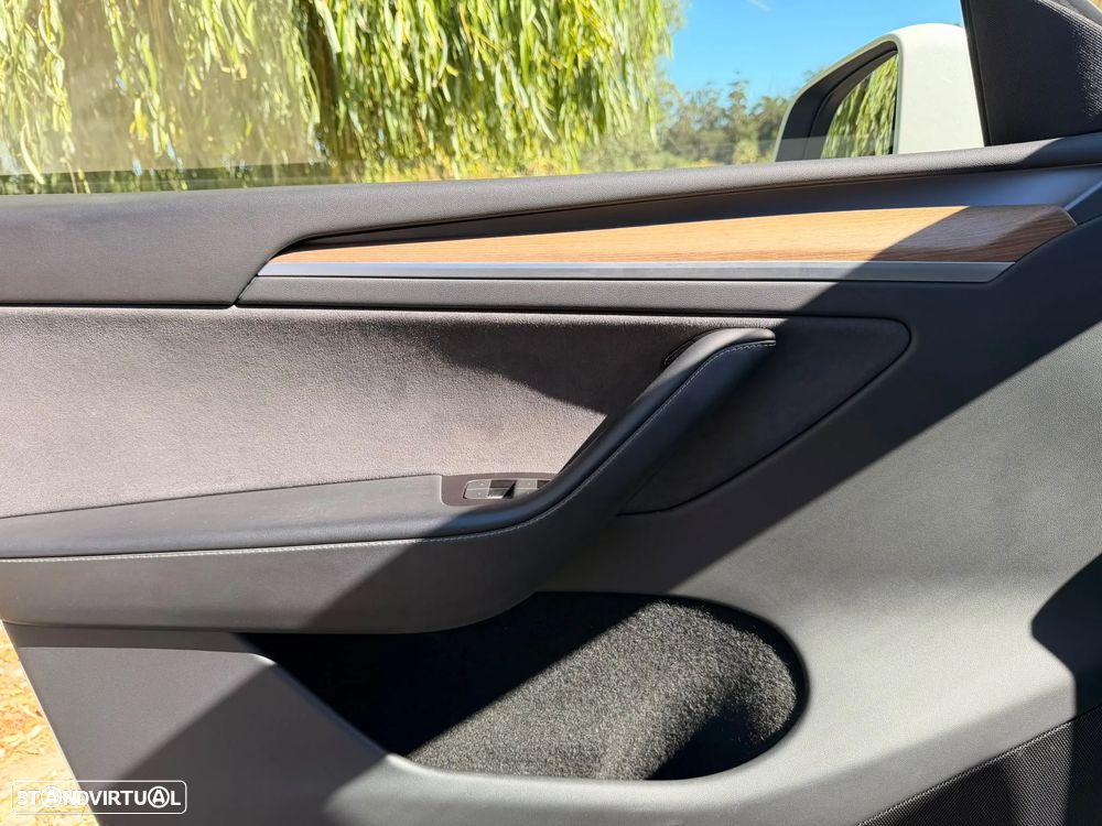 Tesla Model Y Long Range Dual Motor AWD - 39
