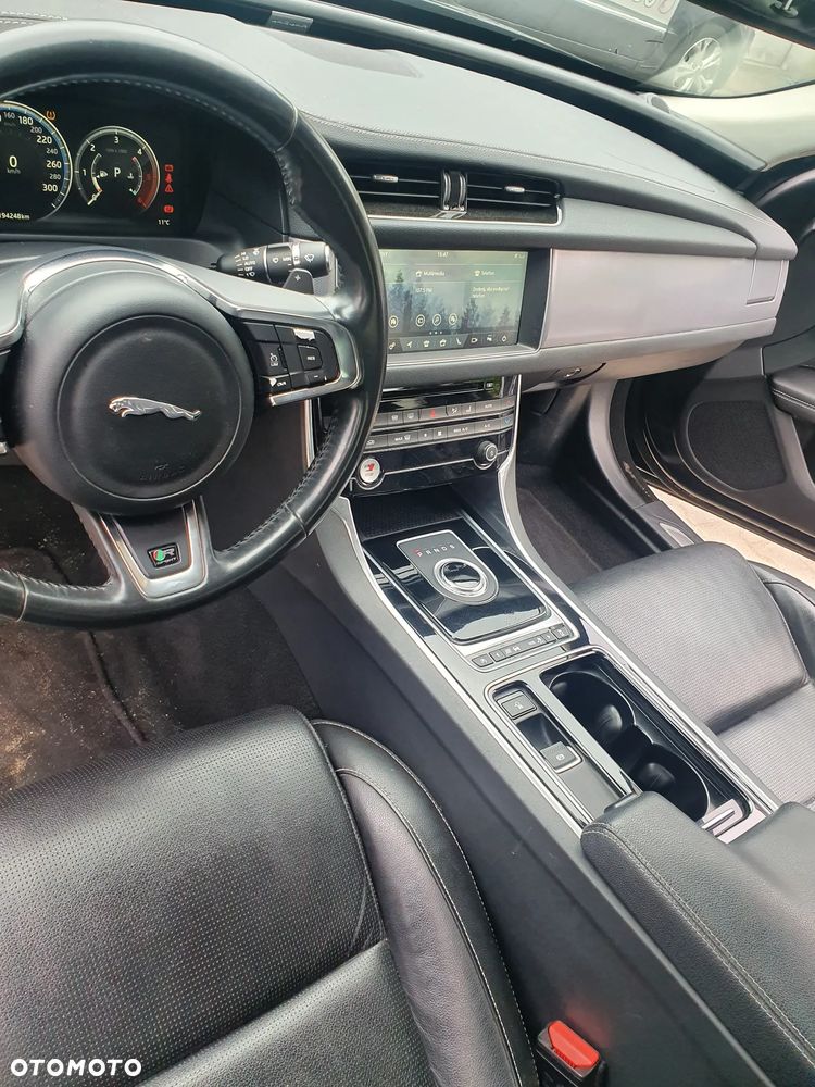 Jaguar XF 20d R-Sport - 21