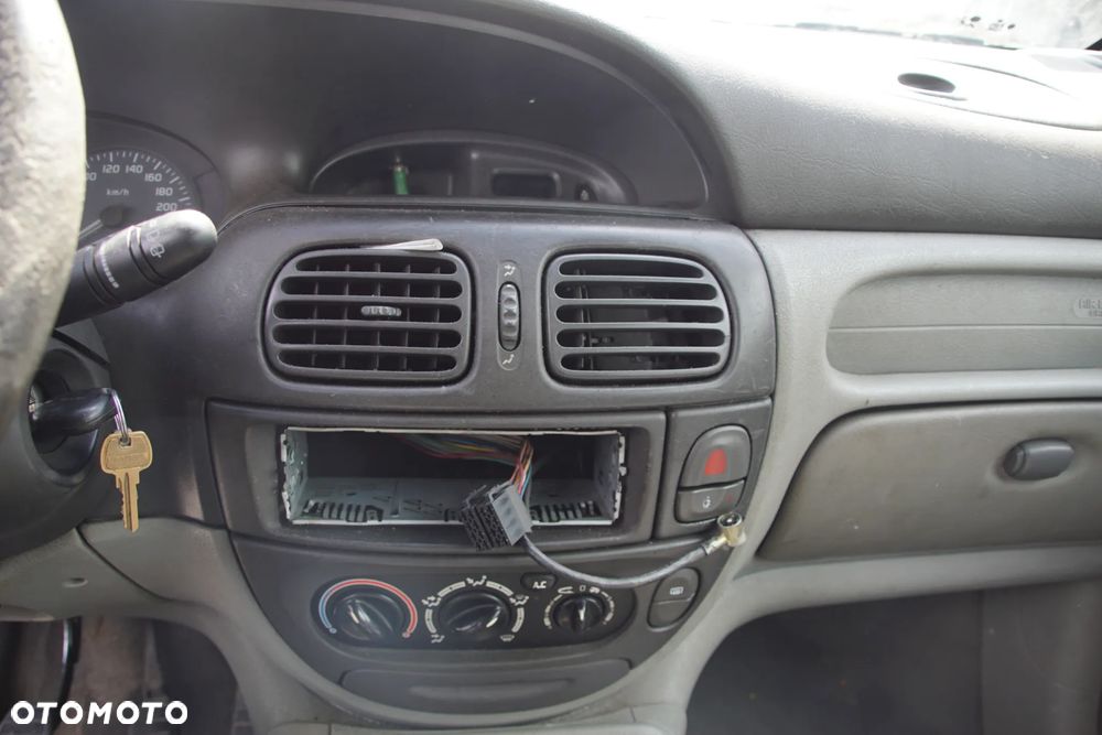 Auto na części - Renault Scenic I Lift 1.9 DTI 102 KM F9Q744 JB3983 MV632 2001R Silnik Skrzynia Drzwi Maska Błotnik Klapa Zderzak Lampa Lusterko Klamka Szyba Deska Kokpit Sterownik Moduł Czujnik Licznik Panel Kierownica - 13