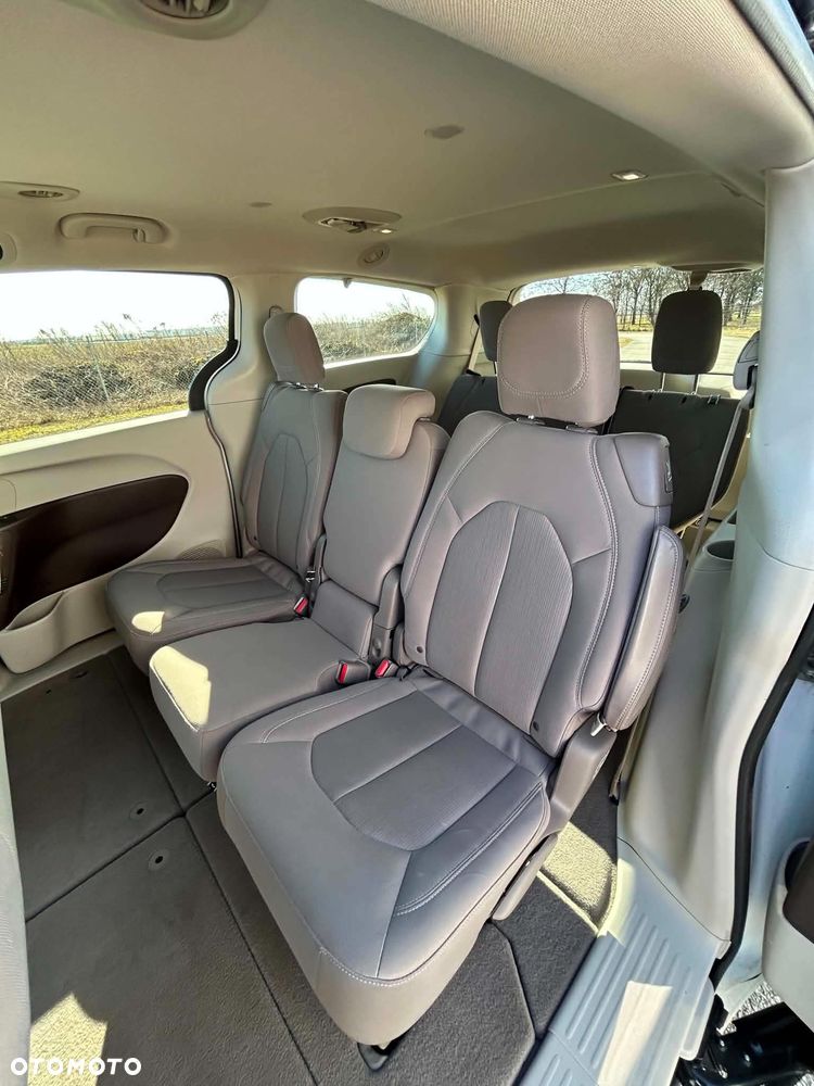 Chrysler Pacifica - 11