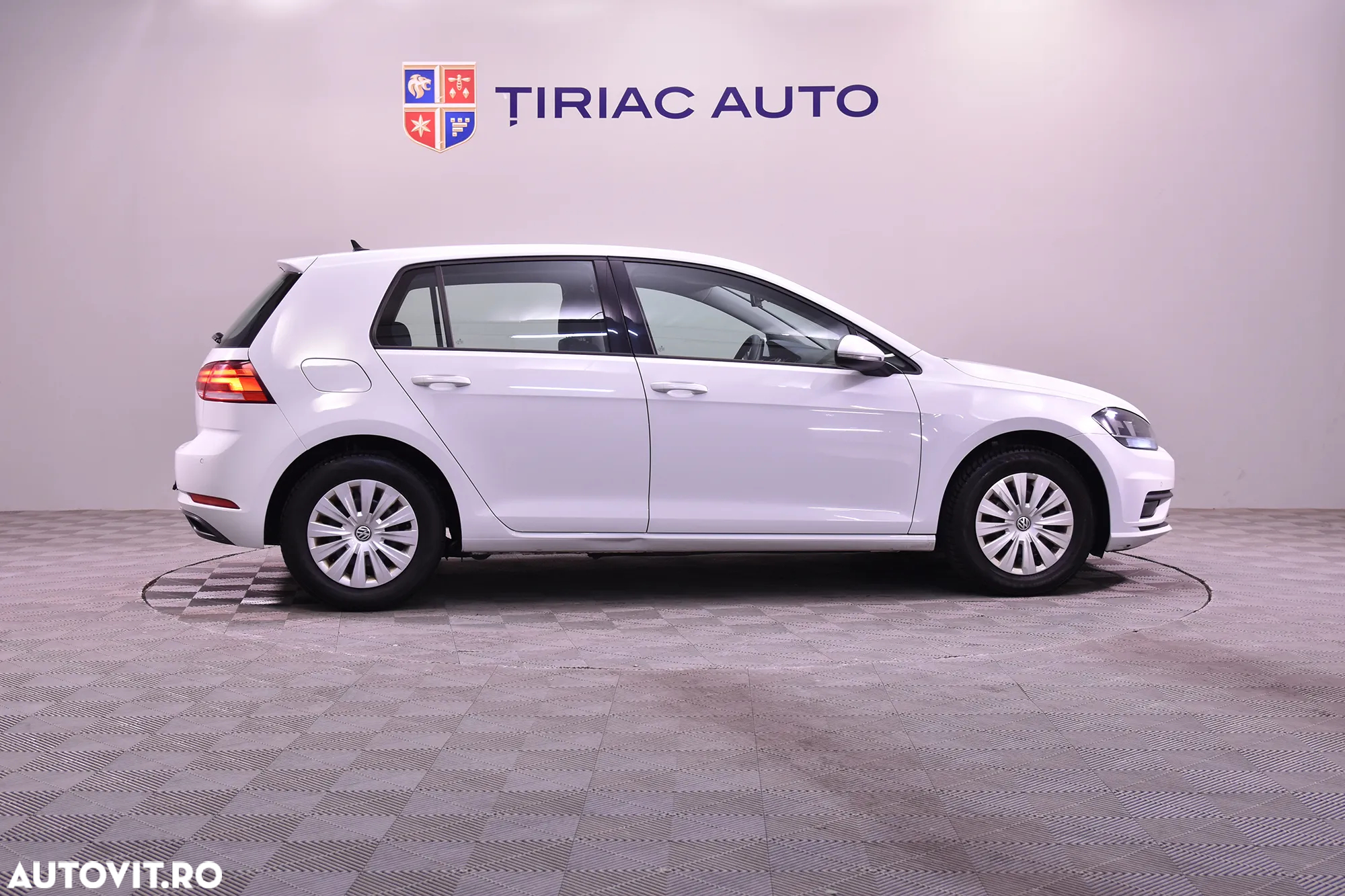 Volkswagen Golf - 6