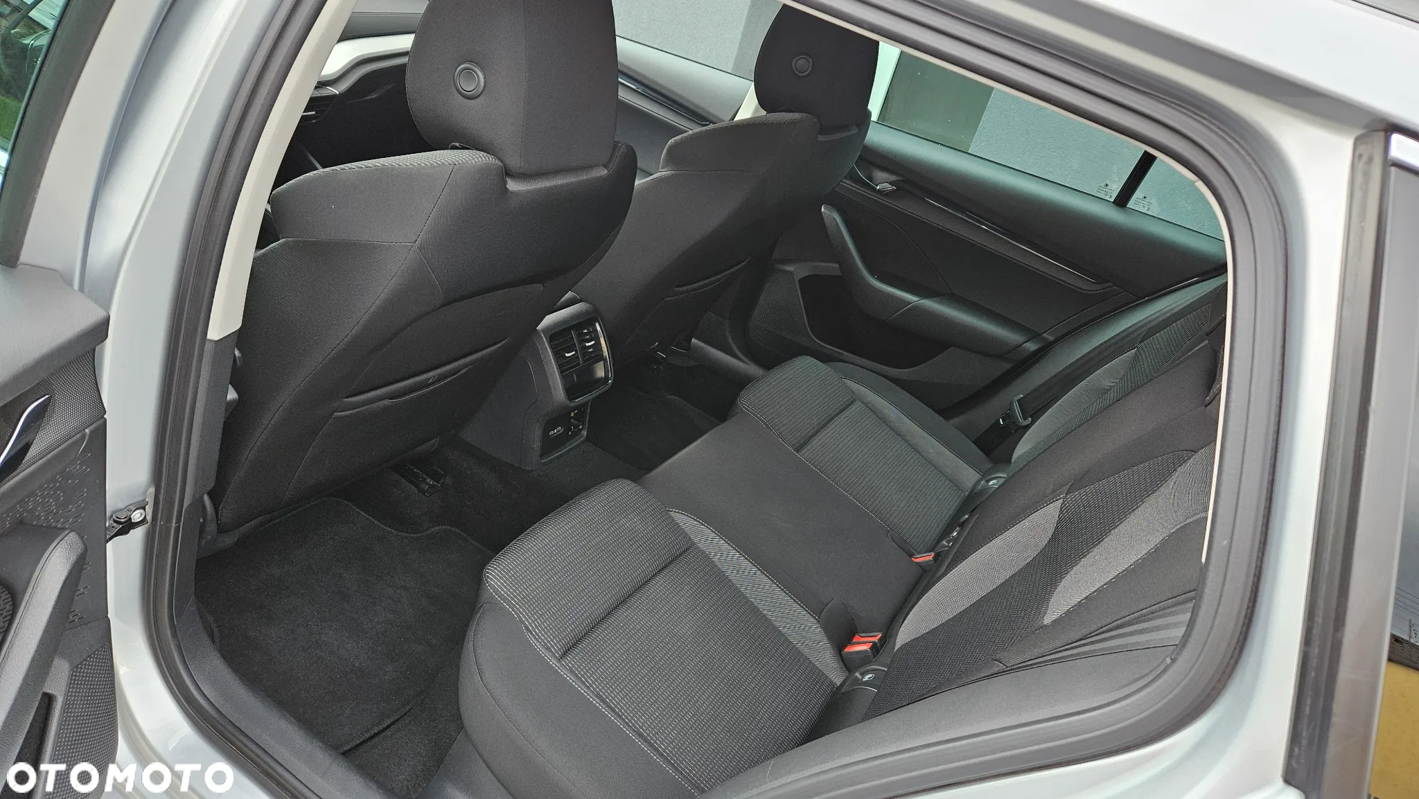 Skoda Octavia Combi 2.0 TDI DSG Edition - 5