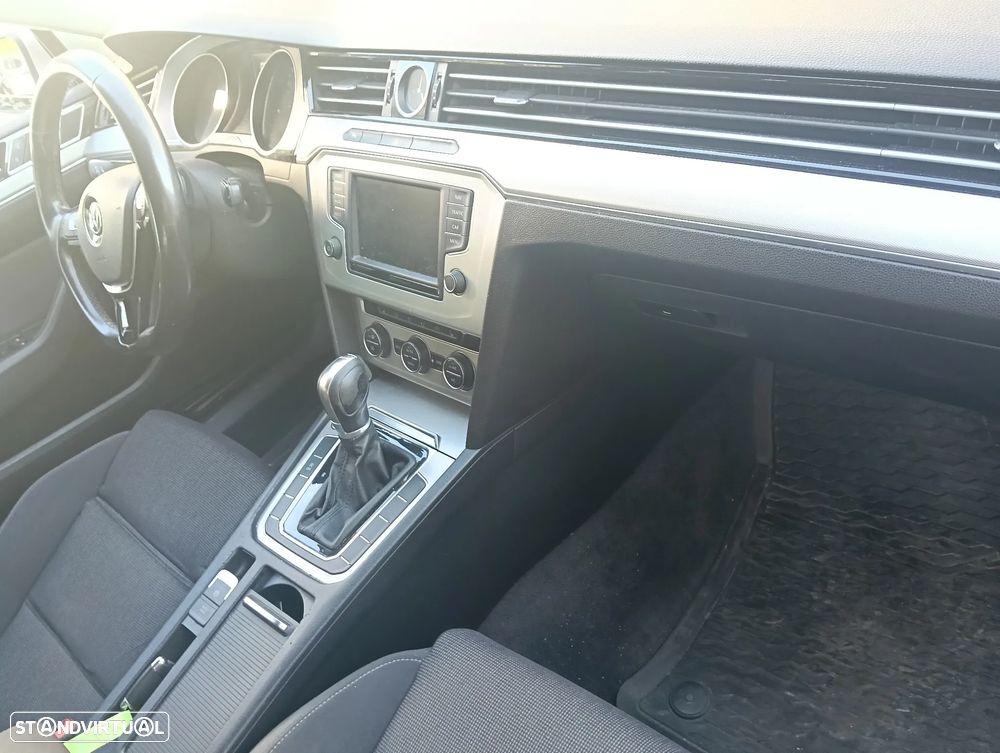 VW Passat Variant 1.6 TDI Highline DSG - 25